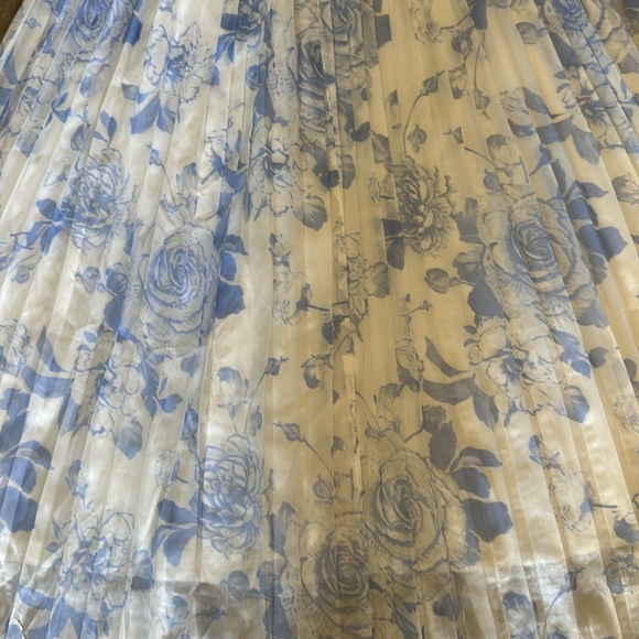SOLD White and blue floral dress - Picture 2 of 10